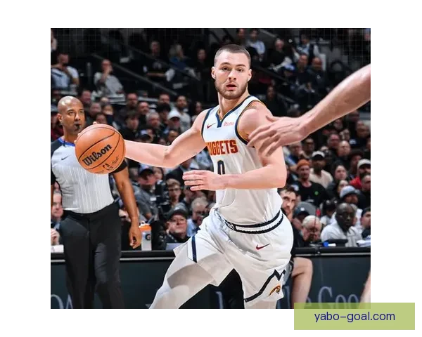 全队起立为卡斯尔庆祝三双创纪录邓肯19年历史比肩文班赞其本就优秀