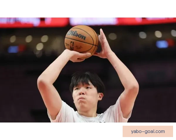 杨瀚森赛后与裁判工作人员握手并收回混音队比赛用球展现社交魅力